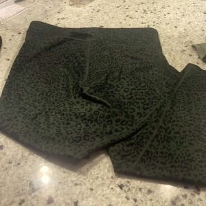 Gap fit - leggings. Green leopard print. Thick material, 7/8 length